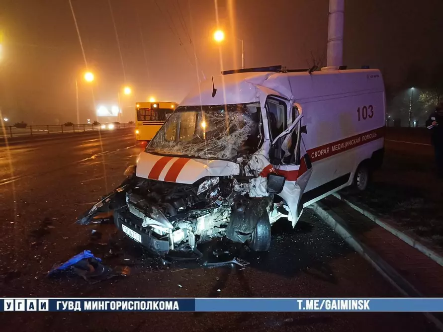 В Минске «скорая» врезалась в пассажирский автобус - трое пострадавших