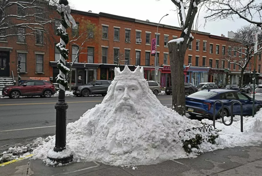 Белорусский скульптор возвел в Нью-Йорке снежного Миндовга. Но жители решили, что это Посейдон или Аквамен