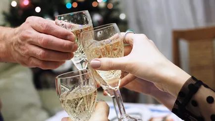 С какими блюдами можно выпить алкоголь в новогоднюю ночь? Диетолог назвала самые безопасные сочетания