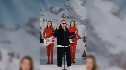 Mark Formelle выпустила новогодний клип — «Вам надоели голые мужики»