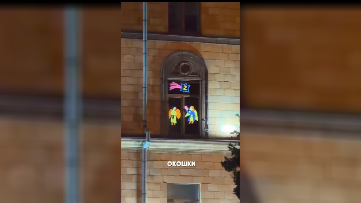 «А будет в окошке гражданство?» - Посольство Франции открыло в Минске самый большой «адвент-календарь»