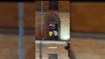 «А будет в окошке гражданство?» — Посольство Франции открыло в Минске самый большой «адвент-календарь»