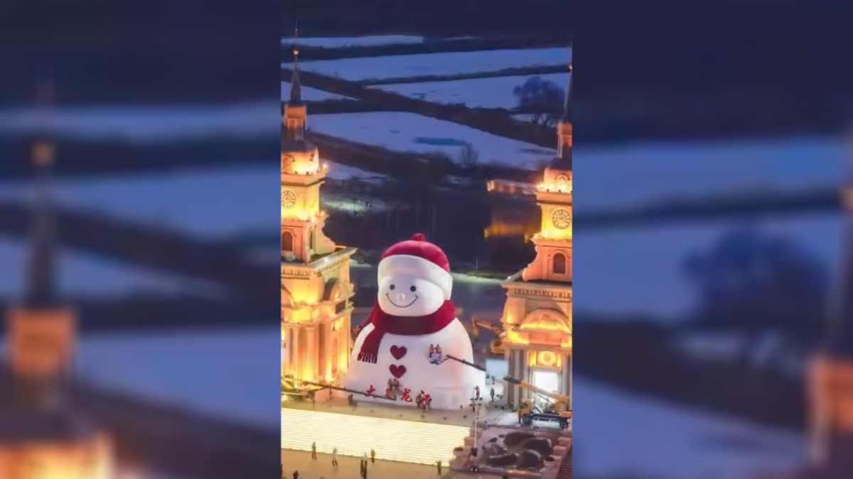 В Китае слепили 19-метрового снеговика