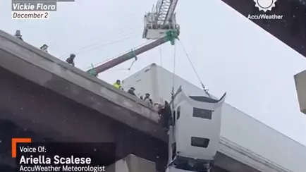 Водитель фуры чуть не слетел с моста и 5 часов провисел на 30-метровой высоте