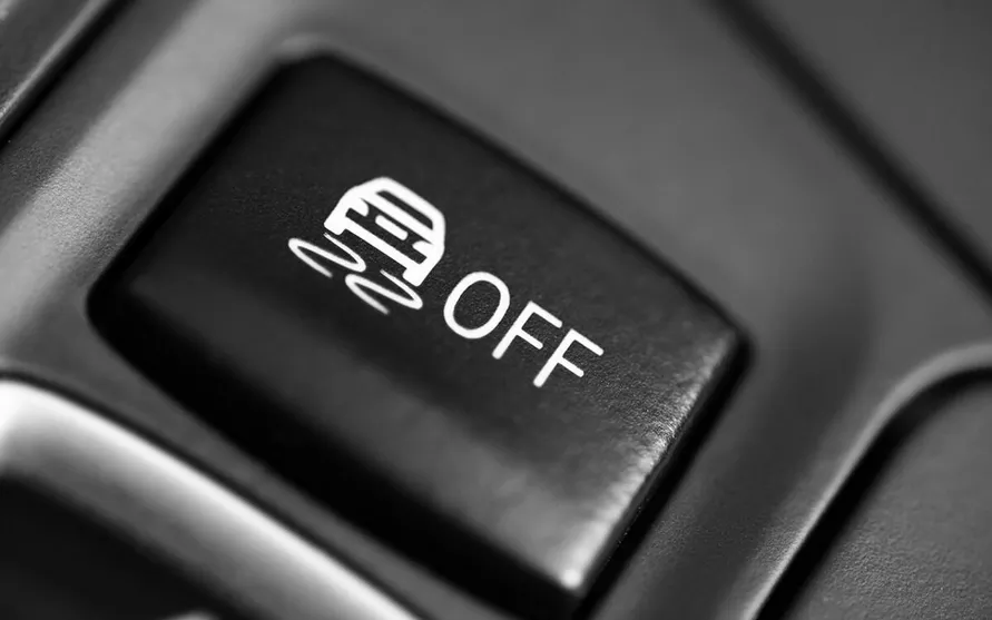 Когда стоит нажимать эту кнопку зимой? Многие водители не понимают принципа работы