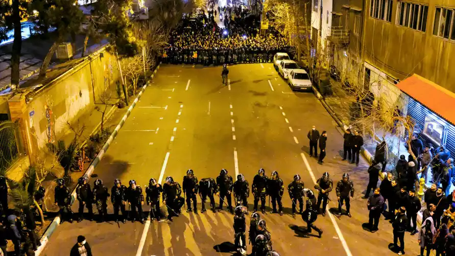 В Иране не утихают протесты. Власти замедлили интернет