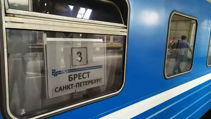 Поезд из Санкт-Петербурга в Брест остановился "по техническим причинам"