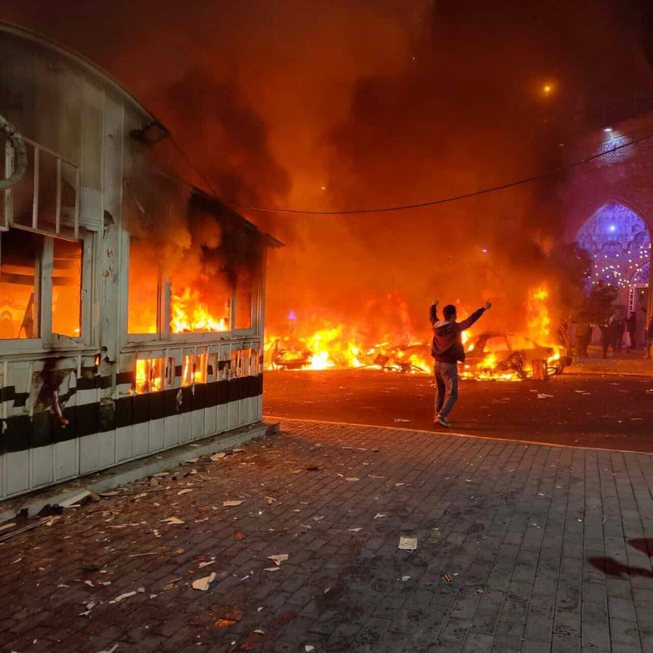 Иран в огне. КСИР предупредил протестующих о "красной линии"