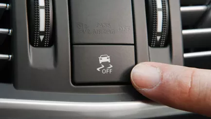 Когда стоит нажимать эту кнопку зимой? Многие водители не понимают принципа работы