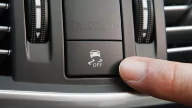 Когда стоит нажимать эту кнопку зимой? Многие водители не понимают принципа работы