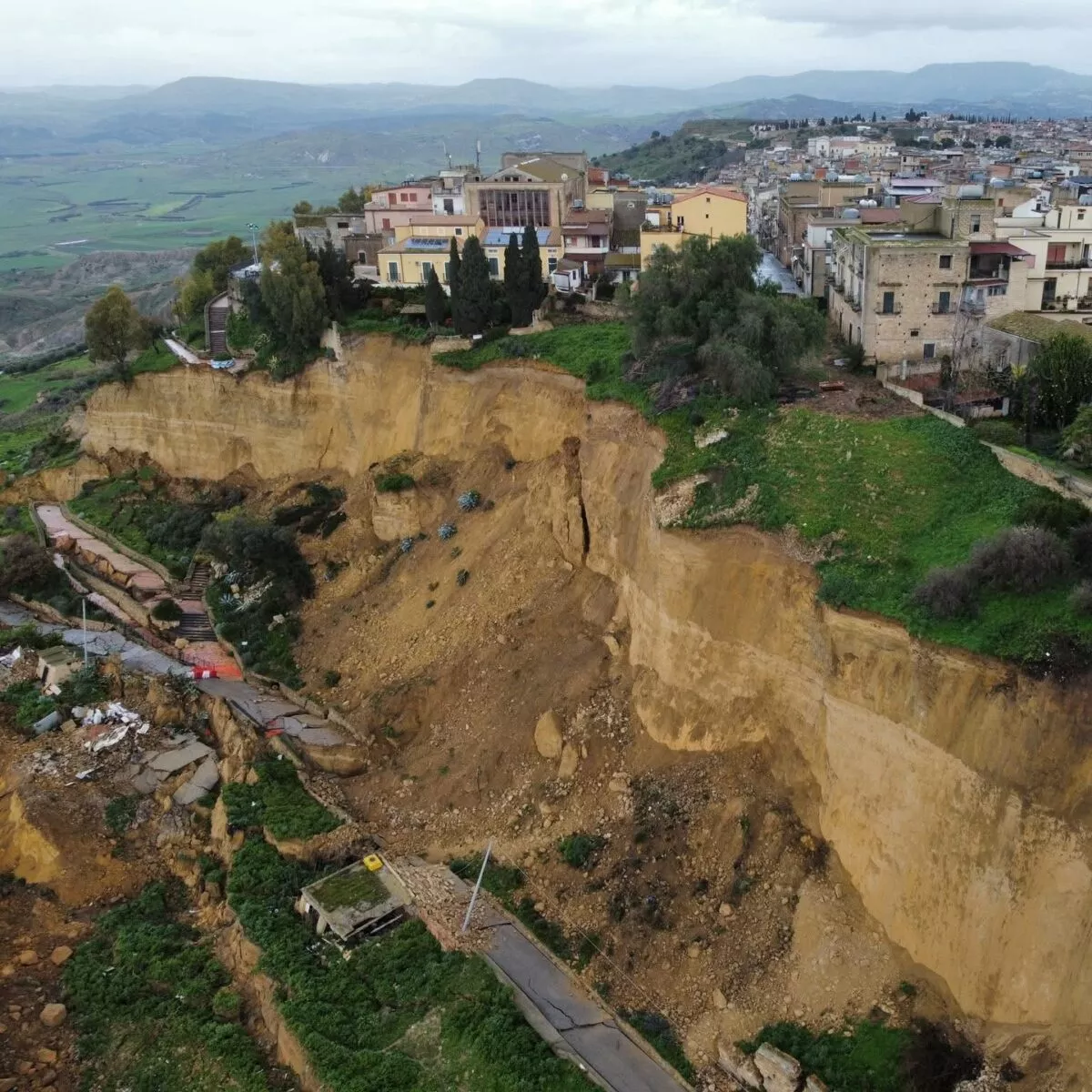 В Италии целый город повис над пропастью - «Это катастрофа»