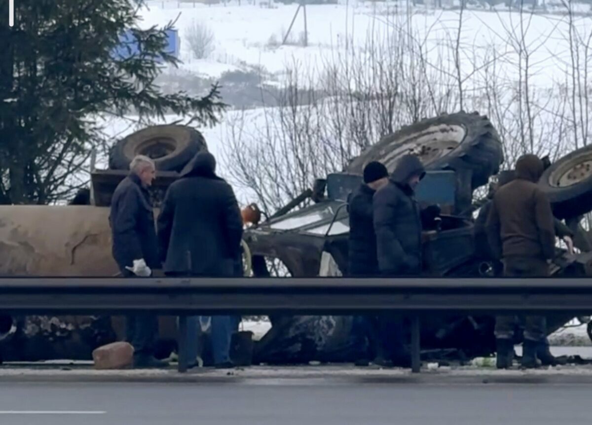 Под Минском затор на трассе Р1 из-за столкновения трактора, легковушки и маршрутки