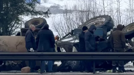 Под Минском затор на трассе Р1 из-за столкновения трактора, легковушки и маршрутки