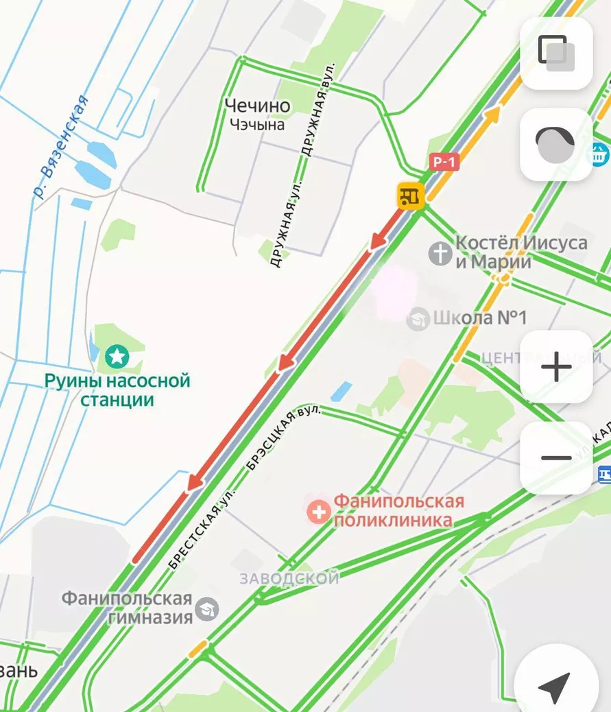 Под Минском затор на трассе Р1 из-за столкновения трактора, легковушки и маршрутки