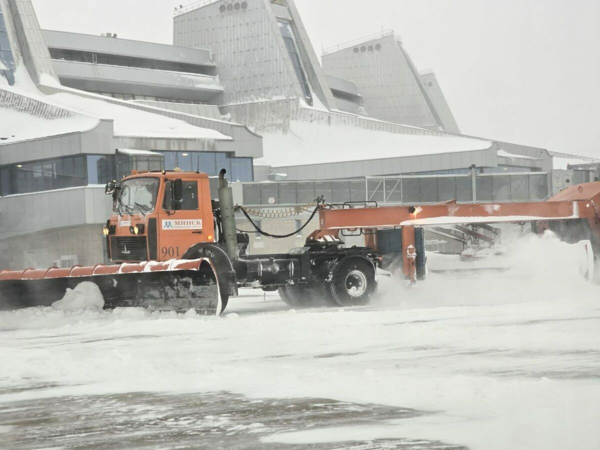 Минский аэропорт отчитался о "штатной работе" несмотря на задержки рейсов