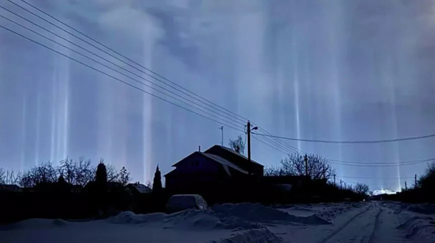 Эксперты объяснили загадочные световые столбы в Бресте и Минске