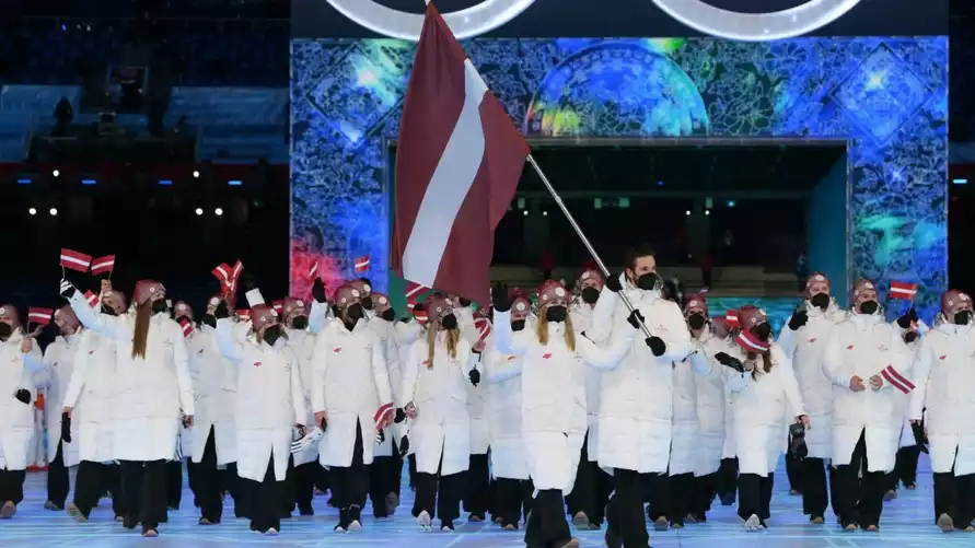 Латвийским спортсменам запретили обниматься и целоваться с белорусскими