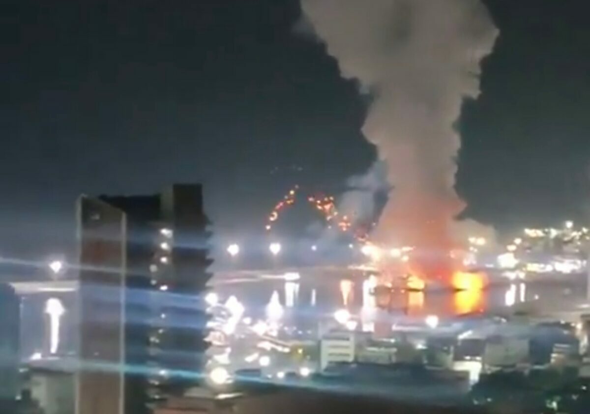 Это вторжение. США ударили по резиденции Мадуро и его чиновников. В Каракасе стрельба и взрывы