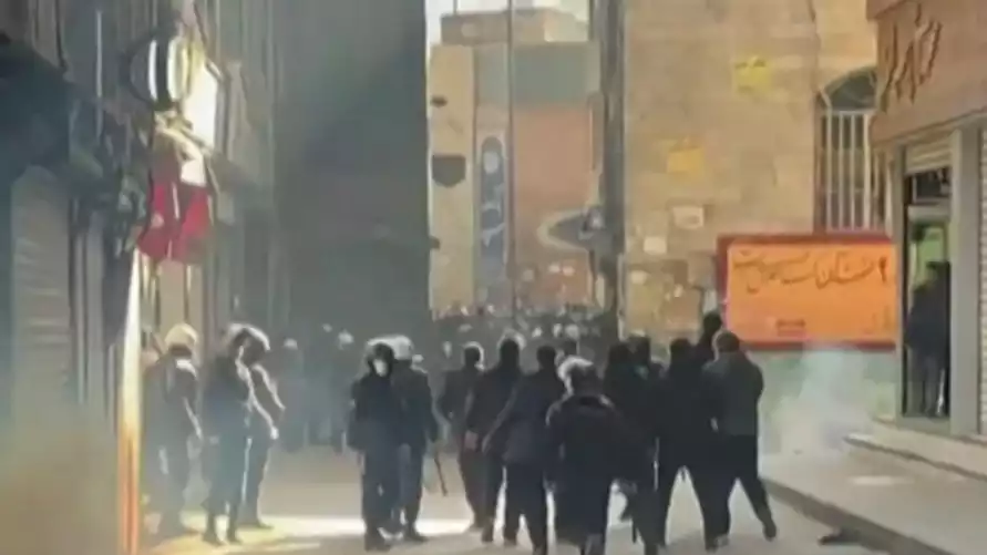 Протестующие в Иране объявили о захвате двух городов. Тегеран отрицает