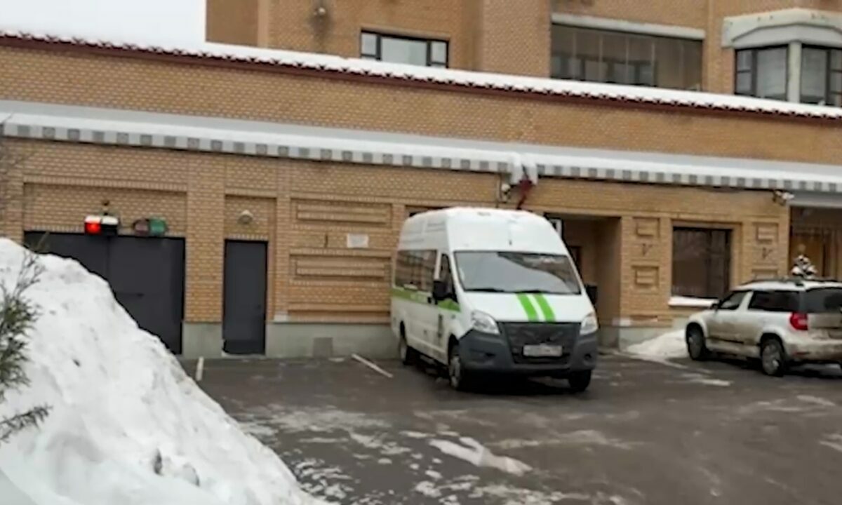 Судебные приставы выселили Долину из квартиры