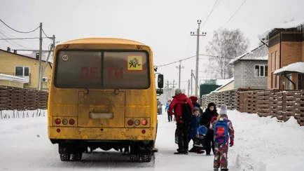 Власти Гомельщины из-за непогоды отменили школьные автобусы. А занятия — нет