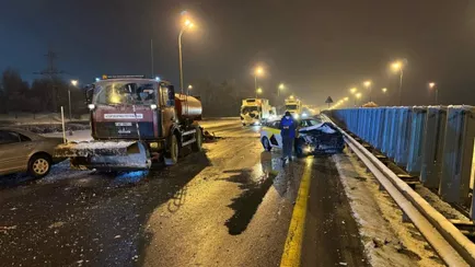 Такси в Минске влетело в МАЗ дорожников – трое в больнице
