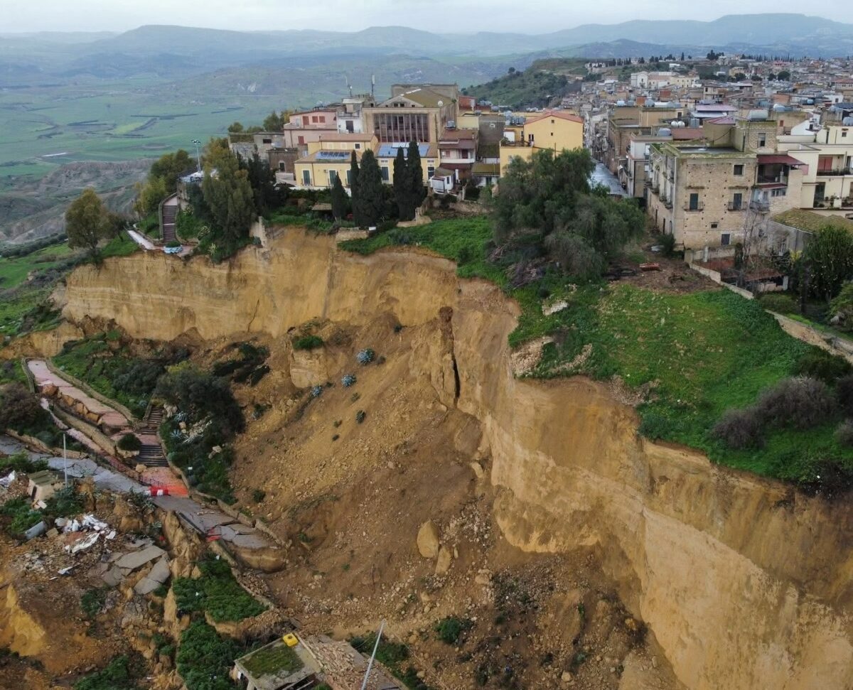 В Италии целый город повис над пропастью - «Это катастрофа»