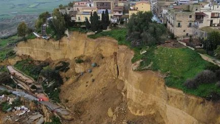 В Италии целый город повис над пропастью — «Это катастрофа»