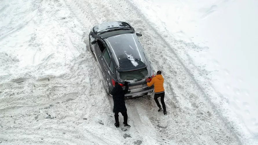 Когда стоит нажимать эту кнопку зимой? Многие водители не понимают принципа работы