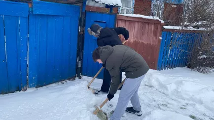 Двум категориям белорусов предложили бесплатно почистить снег во дворе