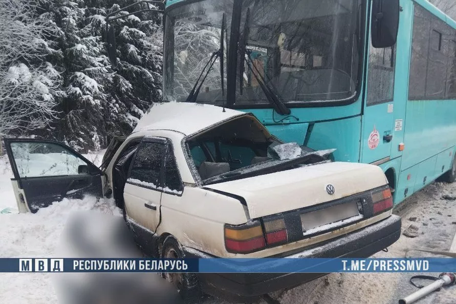 Под Полоцком легковушка вылетела навстречу рейсовому автобусу – двое погибших