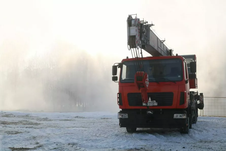 Энергетики продлили ремонт повреждённой в Минске теплотрассы. Когда ждать «нормального» тепла?