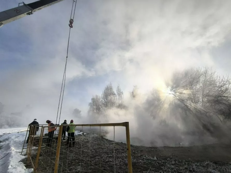 Энергетики продлили ремонт повреждённой в Минске теплотрассы. Когда ждать «нормального» тепла?