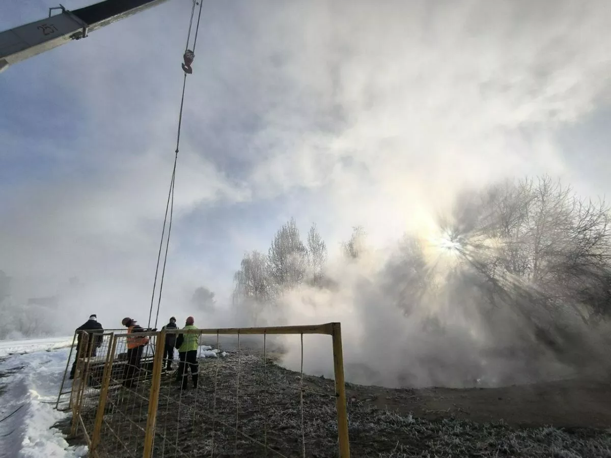 Энергетики продлили ремонт повреждённой в Минске теплотрассы. Когда ждать «нормального» тепла?