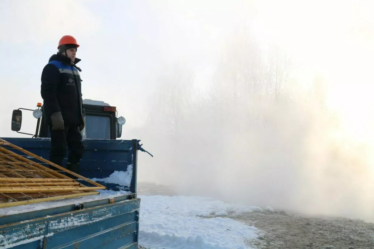 Энергетики продлили ремонт повреждённой в Минске теплотрассы. Когда ждать «нормального» тепла?