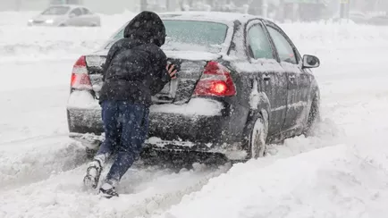 В Беларусь идёт настоящий снежный шторм до 88 км/час. ГАИ напомнила о «ловушках» на дорогах
