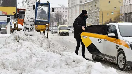 Вправе ли таксисты резко поднимать цены на время снегопадов? Юристы объяснили белорусам