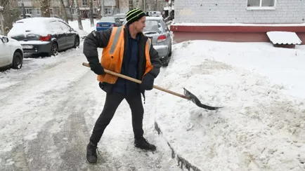 ЖКХ предложило жителям Минска бесплатные лопаты. Но с условием