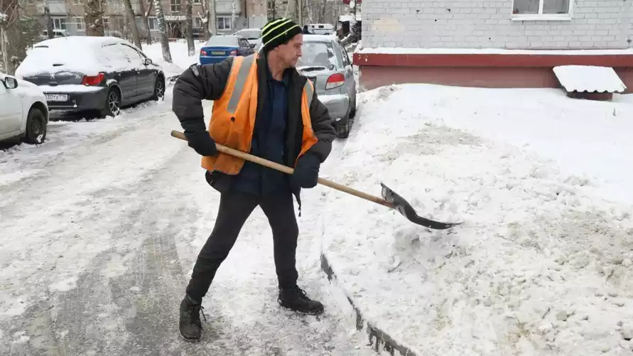 ЖКХ предложило жителям Минска бесплатные лопаты. Но с условием