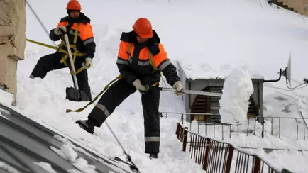 Герои заснеженной Беларуси. Какие зарплаты предлагают коммунальщикам?