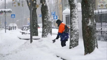 Оранжевая опасность шагает по Беларуси. Кому потребуется «небольшое количество алкоголя», а кому — сидеть дома
